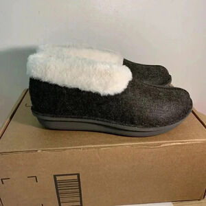 1400. NEW! Clarks Cloudsteppers Low Top Slippers-Dark Grey/White-US 7 Womens